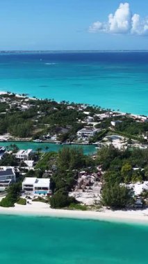 Deniz aşırı bölgelerdeki Providenciales 'teki Leeward Sahili Türkleri ve Caicos Adaları. Plaj manzarası. Mavi Suluboya 'nın tonları. Seyahat güzergahı. Providenciales 'teki Leeward Plajı. Doğa Deniz Burnu.