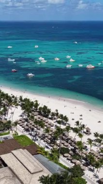 La Altagracia Dominik Cumhuriyeti 'ndeki Punta Cana' da Turkuaz Plajı. Plaj manzarası. Şehir merkezinde. Seyahat güzergahı. Punta Cana 'daki Turkuaz Plajı La Altagracia Dominik Cumhuriyeti.