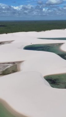 Maranhao Brezilya 'daki Barreirinhas' ta Lencois Maranhenses. Doğa Manzarası. Yüksek kum tepeleri. Lencois Maranhenses Brezilya 'da. Yağmur suyu gölleri. Çarpıcı Ekosistem. Tropik seyahat. Brezilya Kuzeydoğu.