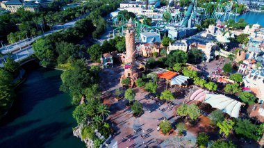 Orlando Florida 'daki Macera Adası. Yukarıdan görünüşlü çeşitli gezintileri olan Renkli Lunapark. Şehir Gökyüzü Arkaplanı Kentsel. Şehir merkezinin yukarısında. Orlando Florida.