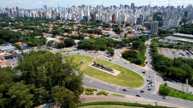 Sao Paulo Brezilya 'daki Bayrak Anıtı. Doğal Manzaradaki Ünlü Heykelin Hava Manzarası. İş Bulutları Gökyüzü Şehir Merkezi. İş dünyası geniş çaplı. Sao Paulo Brezilya.