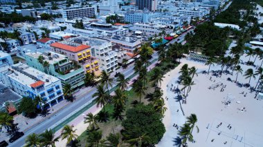 Miami Beach Florida 'da Ocean Drive Bulvarı. İnanılmaz Skysraper 'lar ve caddedeki trafik yukarıdan izleniyor. Metropolitan Peyzaj Ticari Binası Çarpıcı. Metropolitan Atılgan Kasabası.