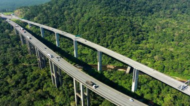 Imigrantes Yolu, Santos Sao Paulo Brezilya. Highway Road 'un göz kamaştırıcı manzarası yukarıdan görünüyor. Altyapı Skyline Panoramic City View Awesome. Altyapı Şehir Manzarası. Santos Sao Paulo.