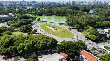 Sao Paulo Brezilya 'daki Ibirapuera Parkı. Eğlence Parkı. Highrise Binaları. Güzel Skyline. Sao Paulo Brezilya 'daki Ibirapuera Parkı. Sao Paulo 'nun Mucizeleri. Eğlence Parkı.