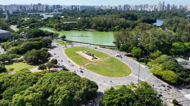 Sao Paulo Skyline Sao Paulo Brezilya 'da. Ibirapuera Parkı. Highrise Binaları. Doğa manzarası. Sao Paulo Skyline Brezilya 'da. Şaşılacak şey. Eğlence Parkı Peyzajı.
