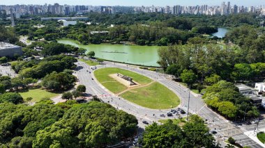 Sao Paulo Brezilya 'daki Ibirapuera Parkı. Eğlence Parkı. Highrise Binaları. Güzel Skyline. Sao Paulo Brezilya 'daki Ibirapuera Parkı. Sao Paulo 'nun Mucizeleri.