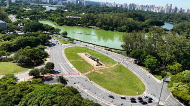 Sao Paulo Brezilya 'daki Ibirapuera Parkı. Eğlence Parkı. Highrise Binaları. Güzel Skyline. Sao Paulo Brezilya 'daki Ibirapuera Parkı. Sao Paulo 'nun Mucizeleri. Eğlence Parkı.