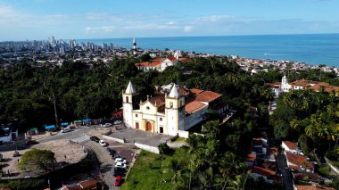 Recife Pernambuco Brezilya 'daki Olinda Kilisesi. Şehirdeki ünlü kilisenin nefes kesici manzarası. Kıyı Bulutları Gökyüzü Sahil Denizi. Deniz kenarındaki panoramik. Recife Pernambuco.