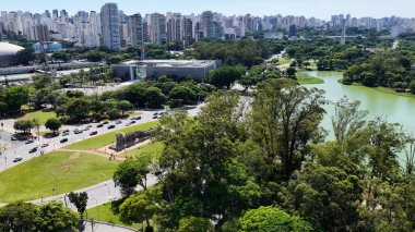 Sao Paulo Brezilya 'daki Ibirapuera Parkı. Eğlence Parkı. Highrise Binaları. Güzel Skyline. Sao Paulo Brezilya 'daki Ibirapuera Parkı. Sao Paulo 'nun Mucizeleri. Eğlence Parkı.