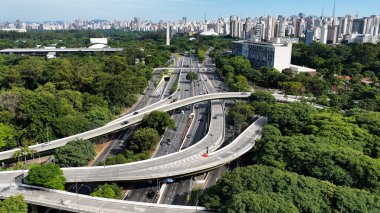 Sao Paulo Brezilya 'da 23Rd Bulvarı. Highrise Binaları. Şehir merkezinde. Freeway Yolu. Sao Paulo Brezilya 'da 23Rd Bulvarı. Güzel şehir manzarası. Sao Paulo Brezilya.