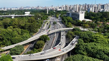 Sao Paulo Brezilya 'da 23Rd Bulvarı. Highrise Binaları. Şehir merkezinde. Freeway Yolu. Sao Paulo Brezilya 'da 23Rd Bulvarı. Güzel şehir manzarası. Sao Paulo Brezilya.