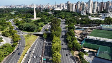 Sao Paulo Brezilya 'da 23Rd Bulvarı. Freeway Yolu. Dikilitaş Anıtı. Şehir merkezinde. Sao Paulo Brezilya 'da 23Rd Bulvarı. Landmark Bulvarı. Sao Paulo Brezilya.