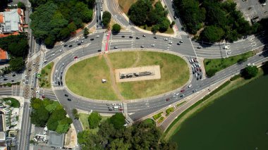 Ibirapuera Kavşağı Sao Paulo Brezilya 'da. Otobanda yoğun trafiğin nefes kesici hava manzarası var. Metropolitan Peyzaj Ticari Binası Çarpıcı. Metropolitan Atılgan Kasabası.
