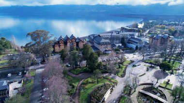 Pucon Şili Patagonya Şili 'deki Manzaralı Oteller. Huzurlu Dağlar Vadisi ve Orman Ağaçları Kuşbakışı Görünümü. Kar Günü Turizm Gezisi Kar Dağı. Kar Günü Buzulu.