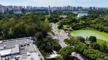 Sao Paulo Skyline Sao Paulo Brezilya 'da. Ibirapuera Parkı. Highrise Binaları. Doğa manzarası. Sao Paulo Skyline Brezilya 'da. Şaşılacak şey. Eğlence Parkı Peyzajı.