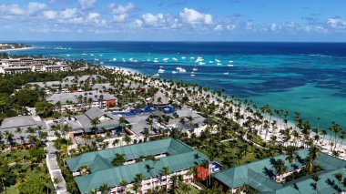 Punta Cana Skyline Punta Cana Dominik Cumhuriyeti 'nde Bavaro' da. Karayip silueti. Plaj manzarası. Resorts Binaları. Punta Cana Skyline, Bavaro, Punta Cana Dominik Cumhuriyeti. Doğa Arkaplanı.