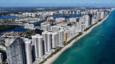 Sunny Isles Skyline, Florida 'daki Sunny Isles Sahili' nde. Manzaralı Yükseliş Binaları. Güzel Skyline. Büyük Şehir Manzarası. Florida 'daki Sunny Isles Sahili' nde Sunny Isles Skyline. Şehir Plajı.