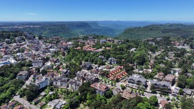 Canela Rio Grande Do Sul Brezilya 'da Geleceğin Dönme Dolabı. Kuşlar, sokaklar ve binalarla çarpıcı şehir manzarasına bakıyor. Altyapı Skyline Panoramik Şehir Görünümü Muhteşem.