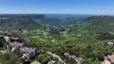 Canela Rio Grande Do Sul Brezilya 'da Geleceğin Dönme Dolabı. Kuşlar, sokaklar ve binalarla çarpıcı şehir manzarasına bakıyor. Altyapı Skyline Panoramik Şehir Görünümü Muhteşem.