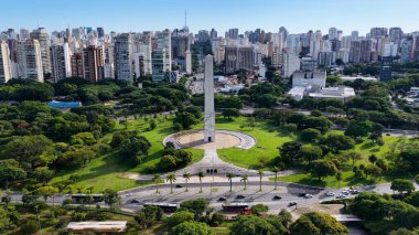 Sao Paulo Brezilya 'daki Obelisk Anıtı. Highrise Binaları. Eğlence Parkı. Freeway Yolu. Sao Paulo Brezilya 'daki Obelisk Anıtı. Şehir Merkezi Şehir Simgesi.