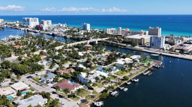 Hollywood Beach Skyline, Florida 'da Hollywood Plajı' nda. Şehir Plajı. Bay Water Sahnesi. Şehir merkezinde. Florida 'daki Hollywood Sahili Skyline. Huzurlu Manzara.