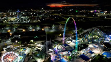 Orlando Florida 'da Sunset Lunapark Gezisi. İnsanların gezintilerde eğlendiği lunapark. İnşaat endüstrisi Skyline Birds View Vibrant. Şehirli Kuşlar Manzarası. Orlando Florida.
