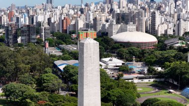 Sao Paulo Skyline Sao Paulo Brezilya 'da. Ibirapuera Parkı. Highrise Binaları. Doğa manzarası. Sao Paulo Skyline Brezilya 'da. Şaşılacak şey. Eğlence Parkı Peyzajı.