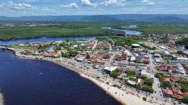 Itanhaem Nehri Sao Paulo Brezilya 'daki Itanhaem' de. Coast City Skyline 'da. Atlantik Ormanı manzarası. Yaz Gezisi. Itanhaem Nehri Sao Paulo Brezilya 'daki Itanhaem' de. Doğa Manzarası.