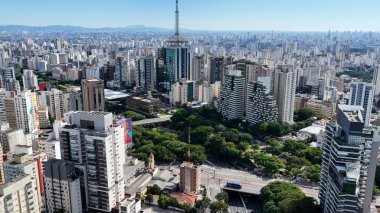 Sao Paulo Skyline Sao Paulo Brezilya 'da. Freeway Yolu. Highrise Binaları. Şehir merkezinde. Sao Paulo Skyline Brezilya 'da. Landmark Bulvarı. Büyük şehir manzarası.