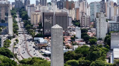 Sao Paulo Brezilya 'da 23Rd Bulvarı. Freeway Yolu. Dikilitaş Anıtı. Şehir merkezinde. Sao Paulo Brezilya 'da 23Rd Bulvarı. Landmark Bulvarı. Sao Paulo Brezilya.