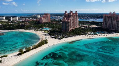 New Providence Bahamalar 'daki Paradise Island Skyline at Nassau. Karayip silueti. Plaj manzarası. Highrise Binaları. Nassau 'daki Paradise Island Skyline New Providence Bahamas' da. Doğa Arkaplanı.