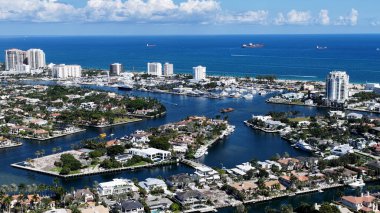 Fort Lauderdale Skyline Florida 'da Fort Lauderdale' de. Çarpıcı şehir manzarası. Plaj manzarası. Highrise Binaları. Fort Lauderdale Skyline, Florida Birleşik Devletleri. Doğa Arkaplanı.