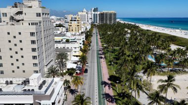 Florida 'daki Miami Beach' te Ocean Drive. Deniz Burnu Skyline. Şehir merkezi manzarası. Yaz Gezisi. Florida 'daki Miami Beach' te Ocean Drive. Yükseklik Binaları.