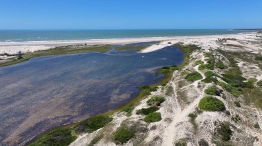 Ceara Brezilya 'daki Lagoinha' da Jegue Lagoon. Tatlı Su Gölleri Peyzajı. Kum tepeleri dağları. Lagoinha 'daki Jegue Lagoon. Turizm Seyahati. Almecegas Gölü. Plaj Arkaplanı.