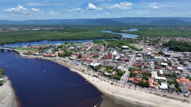 Itanhaem Nehri Sao Paulo Brezilya 'daki Itanhaem' de. Coast City Skyline 'da. Atlantik Ormanı manzarası. Yaz Gezisi. Itanhaem Nehri Sao Paulo Brezilya 'daki Itanhaem' de. Doğa Manzarası.