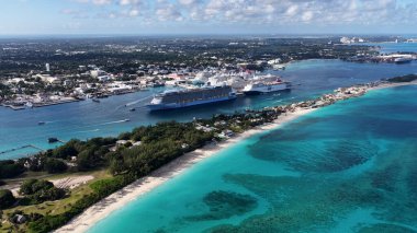 New Providence Bahamas 'daki Nassau' da gemi turu. Nassau Limanı Sahnesi. Liman Terminali 'ne gidin. Şehir merkezinde. New Providence Bahamas 'daki Nassau' da gemi turu. Seyahat Yelkenlisi.
