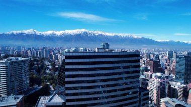 Santiago Metropolitan Bölgesi Şili 'deki şirket binası. Geniş Şehir Yayılmasına Bakan Tarihi Gökdelen. Şehir Bulutları Gökyüzü Arkaplanı Şehir. Şehir dışındaki ünlü. Santiago Büyükşehir Bölgesi.