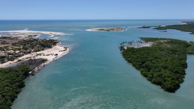 Piaui Brezilya 'daki Luis Correia' daki Macapa Plajı. Plaj manzarası. Doğa Deniz Burnu. Seyahat güzergahı. Piaui Brezilya 'daki Luis Correia' daki Macapa Plajı. Turkuaz Su.