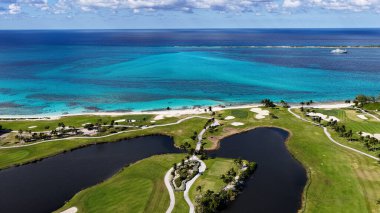 Nassau Bahamalar 'daki Cennet Adası' nda Nassau Skyline. Plaj manzarası. Şehir merkezinde. Seyahat güzergahı. Nassau Bahamalar 'daki Cennet Adası' nda Nassau Skyline. Doğa Deniz Burnu.
