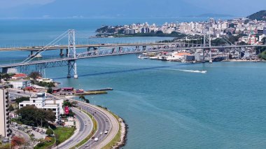 Canela Rio Grande Do Sul Brezilya 'da Geleceğin Dönme Dolabı. Kuşlar, sokaklar ve binalarla çarpıcı şehir manzarasına bakıyor. Altyapı Skyline Panoramik Şehir Görünümü Muhteşem.