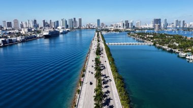 Miami Skyline, Florida 'da, ABD' de. Çarpıcı şehir manzarası. Plaj manzarası. Highrise Binaları. Miami Skyline, Florida 'da, ABD' de. Doğa Arkaplanı.