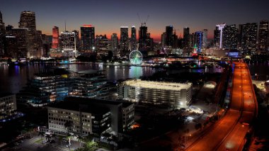 Miami Skyline, Florida 'da, ABD' de. Sunset Sahili. Aydınlatılmış şehir manzarası. Şehir merkezinde. Miami Skyline, Florida 'da, ABD' de. İnanılmaz Günbatımı Skyline.