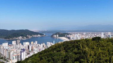 Sao Paulo Brezilya 'daki Sao Vicente' de Jose Menino Tepesi. Plaj manzarası. Şehir merkezindeki deniz manzarası. Seyahat güzergahı. Sao Paulo Brezilya 'daki Sao Vicente' de Jose Menino Tepesi. Turizm Skyline.