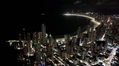 Canela Rio Grande Do Sul Brezilya 'da Geleceğin Dönme Dolabı. Kuşlar, sokaklar ve binalarla çarpıcı şehir manzarasına bakıyor. Altyapı Skyline Panoramik Şehir Görünümü Muhteşem.