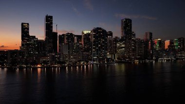 Miami 'deki Brickell Körfezi Amerika Birleşik Devletleri' nde. Günbatımı Şehri. Muhteşem Biscayne Körfezi. Şehir merkezinde. Miami 'deki Brickell Körfezi Amerika Birleşik Devletleri' nde. Yükseklik Binaları.