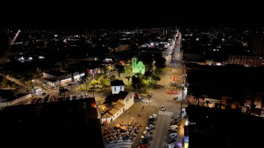 Sao Paulo Brezilya 'daki Itanhaem Kilisesi' nde aydınlandı. Din Sahnesi. Şehir merkezindeki şehir manzarası. Aydınlanmış Şehir. Sao Paulo Brezilya 'daki Itanhaem Kilisesi' nde aydınlandı. Kilise Manzarası.