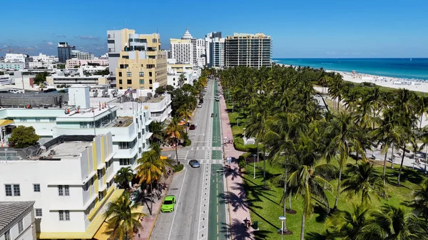 Florida 'daki Miami Beach' te Ocean Drive. Deniz Burnu Skyline. Şehir merkezi manzarası. Yaz Gezisi. Florida 'daki Miami Beach' te Ocean Drive. Yükseklik Binaları.