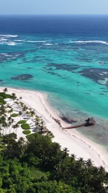 Playa Blanca Plajı Punta Cana 'da La Altagracia Dominik Cumhuriyeti' nde. Paradisiac Peyzaj. Sahildeki Resorts 'ta. Seyahat belgesi. Playa Blanca Plajı Punta Cana Dominik Cumhuriyeti.