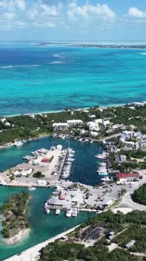 Turks ve Caicos İngiltere 'deki Providenciales Kaplumbağa Koyu. Plaj manzarası. Mavi Suluboya 'nın tonları. Seyahat güzergahı. Turks ve Caicos 'taki Turtle Körfezi. Doğa Deniz Burnu.