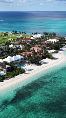 Nassau Bahamalar 'daki Cennet Adası' ndaki Arawak Sahili. Plaj manzarası. Liman Koyu Sahnesi. Şehir merkezinde. Nassau Bahama 'daki Cennet Adası' ndaki Arawak Plajı. İnanılmaz Karayip Denizi.